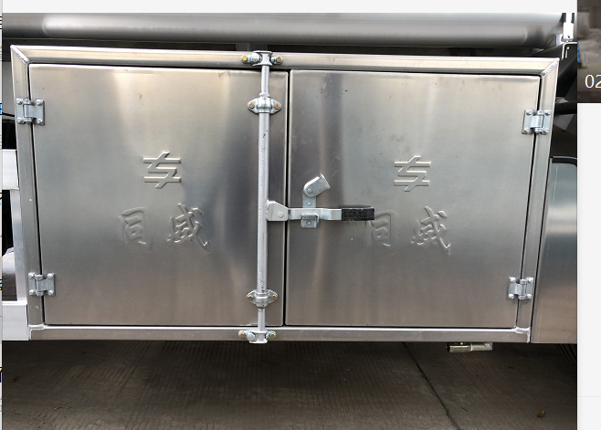 專威牌HTW9400GYYLC型鋁合金運(yùn)油半掛車 專威牌HTW9400GYYLC型鋁合金運(yùn)油半掛車