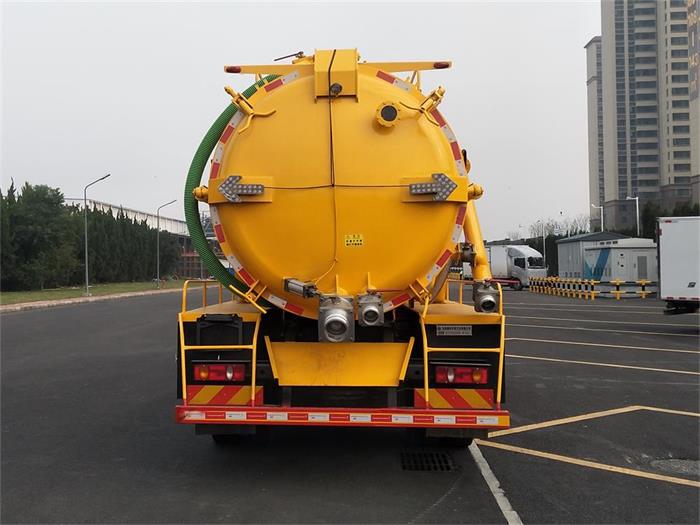 東風牌DFZ5180GXWEX8型吸污車 東風牌DFZ5180GXWEX8型吸污車