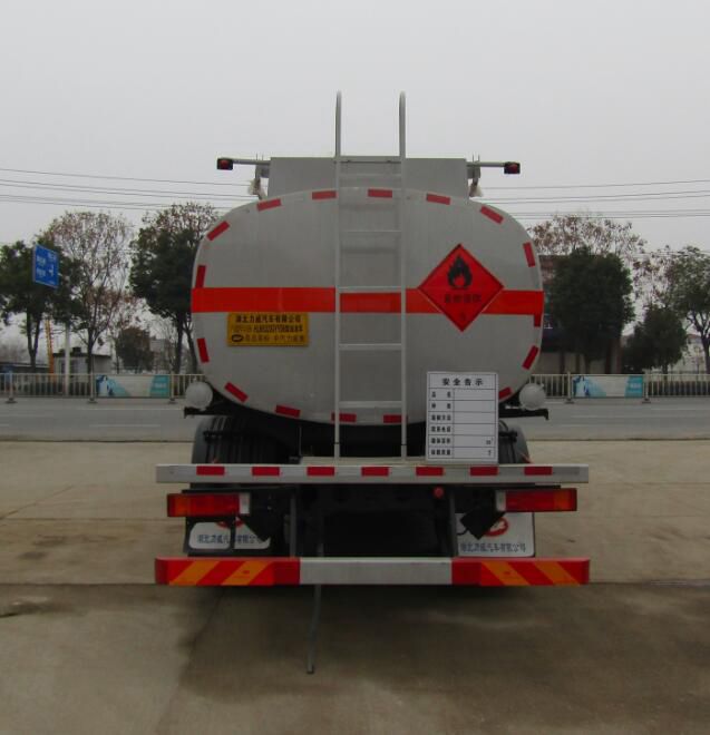 中汽力威牌HLW5323GYYD6型運(yùn)油車(chē) 中汽力威牌HLW5323GYYD6型運(yùn)油車(chē)