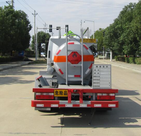 中汽力威牌HLW5040GYYEQ6型運(yùn)油車 中汽力威牌HLW5040GYYEQ6型運(yùn)油車