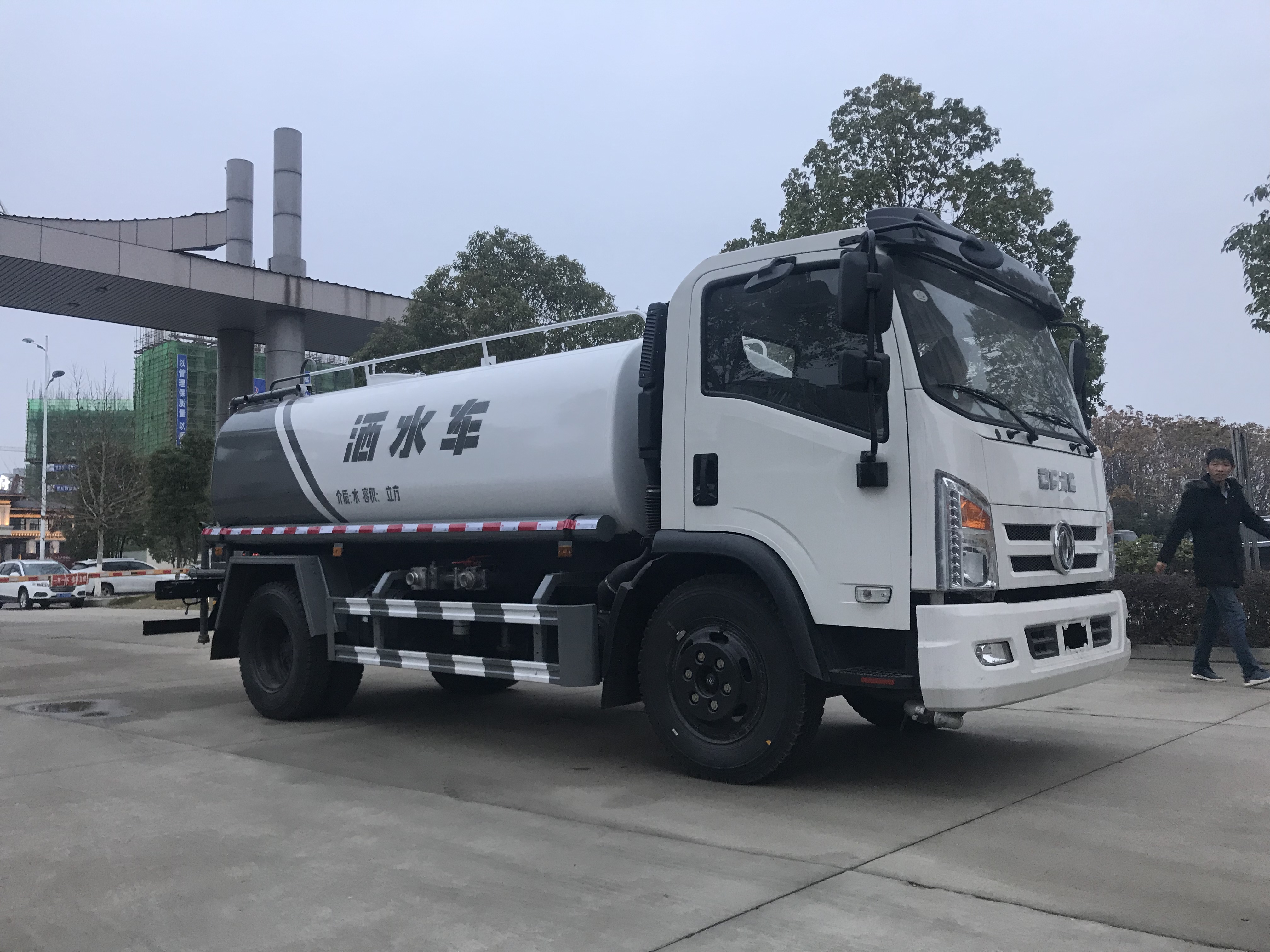 程力12噸霧炮灑水車銷量再上一個新臺階 程力12噸霧炮灑水車銷量再上一個新臺階