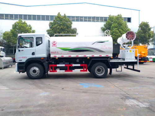 東風(fēng)灑水車廠家  東風(fēng)灑水車廠家