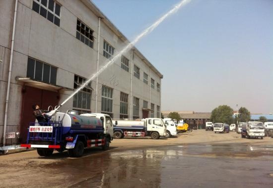 枯草引發(fā)火災(zāi),環(huán)衛(wèi)車(chē)灑水車(chē)緊急救援現(xiàn)場(chǎng) 枯草引發(fā)火災(zāi),環(huán)衛(wèi)車(chē)灑水車(chē)緊急救援現(xiàn)場(chǎng)