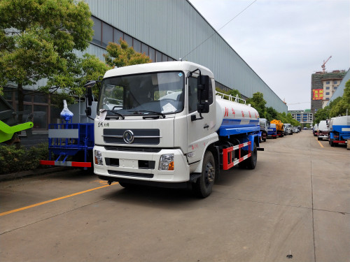 公交車(chē)追尾灑水車(chē)新聞中心 公交車(chē)追尾灑水車(chē)新聞中心