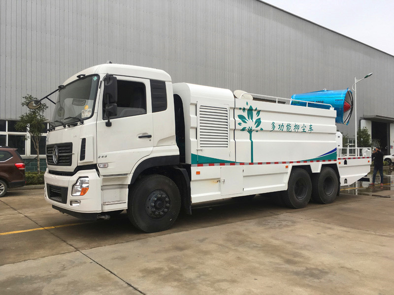 一輛多功能灑水車 一輛多功能灑水車