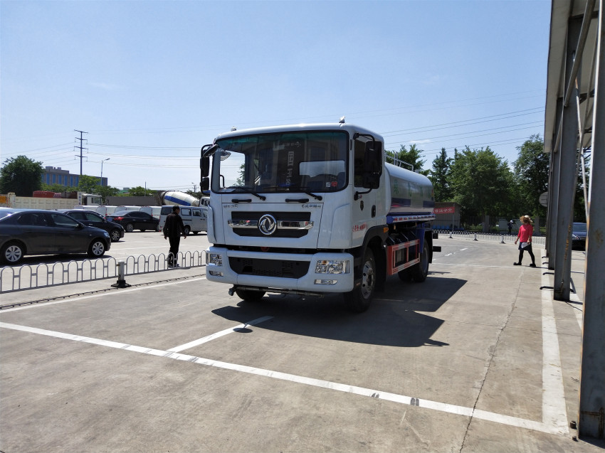 15噸灑水車首選東風多利卡D9,質量好,價格便宜! 15噸灑水車首選東風多利卡D9,質量好,價格便宜!