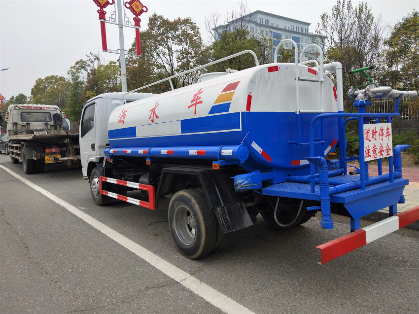 馬路灑水車(chē) 馬路灑水車(chē)