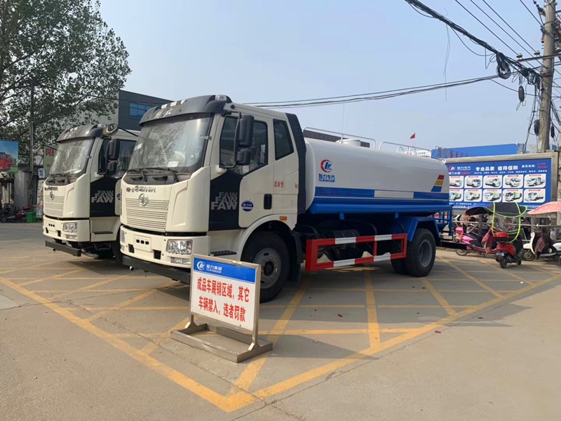 上京牌的解放J6L10.78方灑水車 上京牌的解放J6L10.78方灑水車
