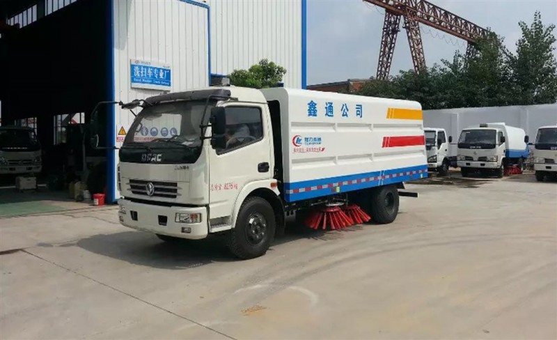 東風(fēng)大多利卡掃路車-6-8方掃路車 東風(fēng)大多利卡掃路車-6-8方掃路車