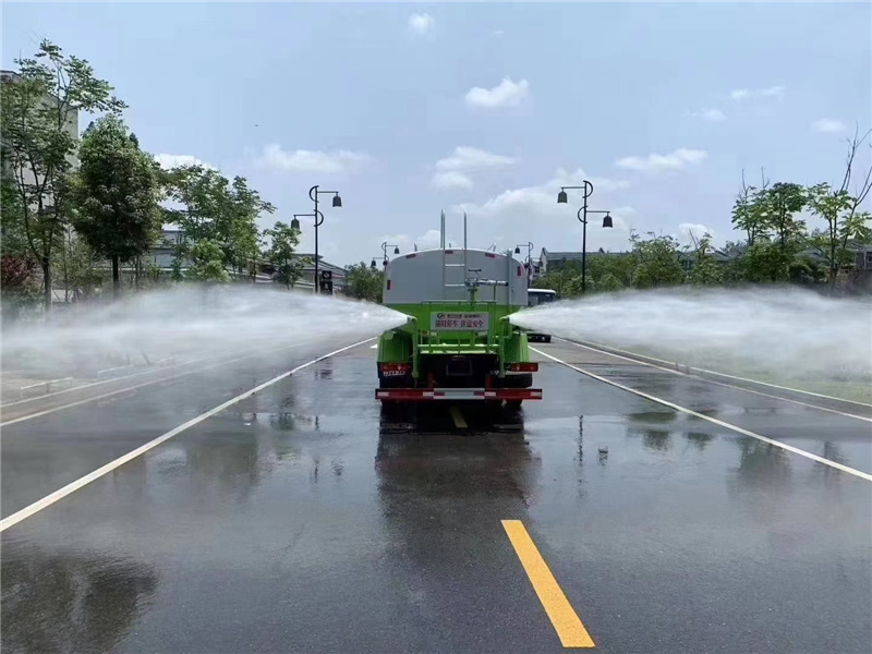 灑水車質優價廉,全國聯保,上牌免交購置稅,支持分期付款 2銷售電話:陶經理熱線:18872999066  現在訂購即可享受出廠優惠價格 3.大量灑水車配件,新產品供應,產品有5噸,10噸,15噸,20噸等等 4.新款車型電議優惠,全國區域一個電話送車到家,現車供應!! 廠家直銷,放心購買,面向全國招商,國六車型現車銷售,歡迎致電咨詢 性能簡介:吸程≧7米,灑水寬度≧14-16米,射程≧25-40米,引水時間<5min,流量60m3/h。前沖(噴)、后灑、帶側噴(花灑)、帶后工作平臺、平臺上安裝綠化灑水高炮(炮噴射形狀可調節:直沖、大雨、中雨、毛毛雨、霧狀、可連續調節,360°旋轉),配消防接口,自流閥,濾網,帶自吸自排功能。安裝30-80米霧炮,霧炮可以遙控操作,可以手動操作,按霧炮大小配多大功率發電機 抑塵車配備大功率專用灑水泵,泵可自吸自排,安裝過濾網,帶消防接口,可通過消防栓進水,帶自流閥,隨車選裝20米綠化卷盤,可噴灑農藥,罐體金屬漆。罐體有橢圓和方圓罐兩種,可根據用戶的要求定做 專用配置: 配備全國評比質量第一的(日本技術)大功率專用灑水泵、取力器、球閥、濾網、輸水管道、灑水裝置等部件組成。水泵、取力器、球閥、濾網均為國家標準產品,具有性能優良,工作可靠、效率高、流量大、維修方便等特點。  罐體為橢圓形或方形,采用武鋼優質碳鋼板制成,罐體倉內1.5米一道隔板,具有防波防蕩作用,還可按用戶要求進行專業的防腐防銹處理,罐體外可用發泡或巖棉加裝保溫層起保溫功能。可選裝藥盤,藥泵、高壓噴藥設備、非車帶泵動力等.、罐內防腐防銹、多方位進出水接頭、氣動閥、警燈等先進設施,以滿足不同用戶需求。 三包服務一年或三萬公里,罐體終身維修 多方位功能展示圖需要更多資料及產品圖片請與公司銷售經理聯系 銷售熱線:18872999066 陶經理 銷售吳女士18872992808,吳經理 灑水車質優價廉,全國聯保,上牌免交購置稅,支持分期付款 2銷售電話:陶經理熱線:18872999066  現在訂購即可享受出廠優惠價格 3.大量灑水車配件,新產品供應,產品有5噸,10噸,15噸,20噸等等 4.新款車型電議優惠,全國區域一個電話送車到家,現車供應!! 廠家直銷,放心購買,面向全國招商,國六車型現車銷售,歡迎致電咨詢 性能簡介:吸程≧7米,灑水寬度≧14-16米,射程≧25-40米,引水時間<5min,流量60m3/h。前沖(噴)、后灑、帶側噴(花灑)、帶后工作平臺、平臺上安裝綠化灑水高炮(炮噴射形狀可調節:直沖、大雨、中雨、毛毛雨、霧狀、可連續調節,360°旋轉),配消防接口,自流閥,濾網,帶自吸自排功能。安裝30-80米霧炮,霧炮可以遙控操作,可以手動操作,按霧炮大小配多大功率發電機 抑塵車配備大功率專用灑水泵,泵可自吸自排,安裝過濾網,帶消防接口,可通過消防栓進水,帶自流閥,隨車選裝20米綠化卷盤,可噴灑農藥,罐體金屬漆。罐體有橢圓和方圓罐兩種,可根據用戶的要求定做 專用配置: 配備全國評比質量第一的(日本技術)大功率專用灑水泵、取力器、球閥、濾網、輸水管道、灑水裝置等部件組成。水泵、取力器、球閥、濾網均為國家標準產品,具有性能優良,工作可靠、效率高、流量大、維修方便等特點。  罐體為橢圓形或方形,采用武鋼優質碳鋼板制成,罐體倉內1.5米一道隔板,具有防波防蕩作用,還可按用戶要求進行專業的防腐防銹處理,罐體外可用發泡或巖棉加裝保溫層起保溫功能。可選裝藥盤,藥泵、高壓噴藥設備、非車帶泵動力等.、罐內防腐防銹、多方位進出水接頭、氣動閥、警燈等先進設施,以滿足不同用戶需求。 三包服務一年或三萬公里,罐體終身維修 多方位功能展示圖需要更多資料及產品圖片請與公司銷售經理聯系 銷售熱線:18872999066 陶經理 銷售吳女士18872992808,吳經理