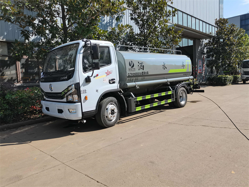 綠化工程灑水車廠家在環(huán)境保護(hù)與城市美化中的重要作用 綠化工程灑水車廠家在環(huán)境保護(hù)與城市美化中的重要作用