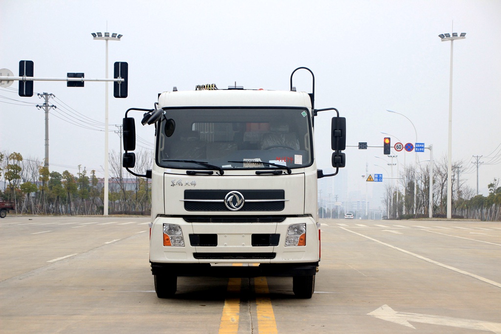 東風(fēng)天錦壓縮式垃圾車(chē)