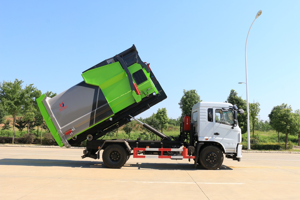 東風(fēng)專(zhuān)底勾臂式垃圾車(chē)