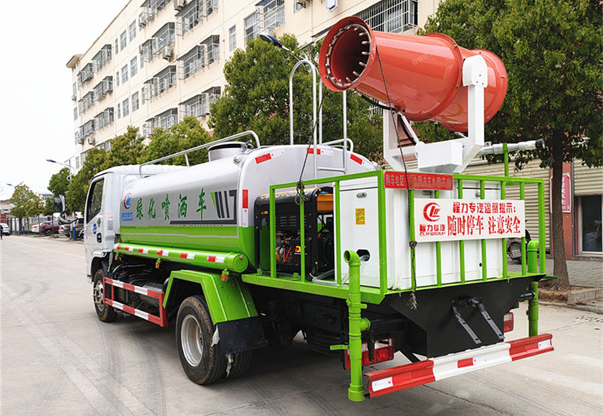東風(fēng)福瑞卡5方灑水車(chē)后方展示圖