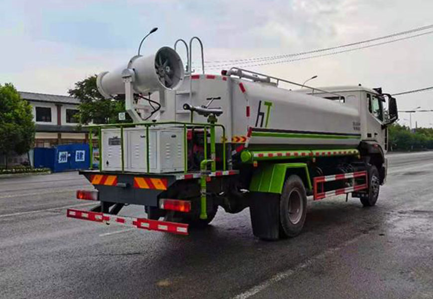 重汽豪瀚12方國(guó)六灑水車(chē)后面圖